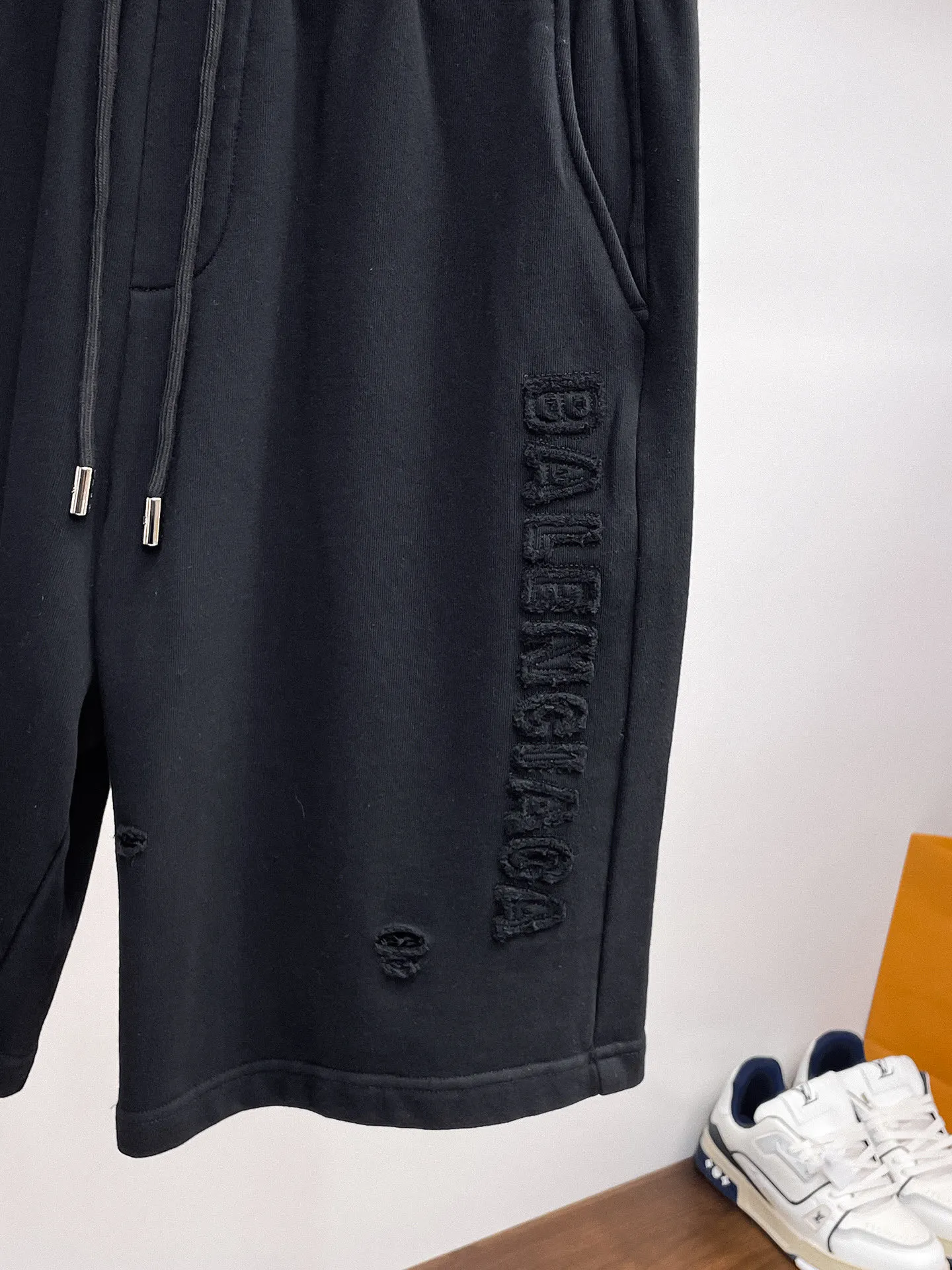 Balenciaga's three-standard complete 2026 summer New Arrival men's casual shorts, advanced custom-made Breathable fabric, Breathable fabric, extremely stretchy and comfortable, impeccable details, top-grade accessories, original logo design concept, delicate and soft feel! The upper body fit is awesome! Size: M-XXXL Please state your height and weight when ordering